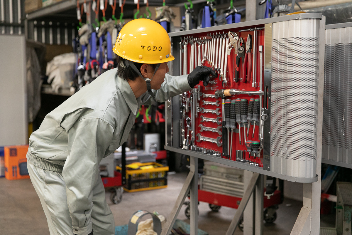 精密機器を確認しながら作業を行う社員