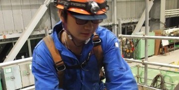 現場で作業する入社8年目の社員